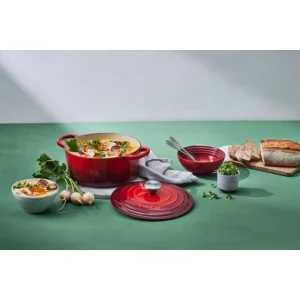 exclusivement disponibles Cocotte en Fonte Ronde 24 cm Cerise Le Creuset Signature 18